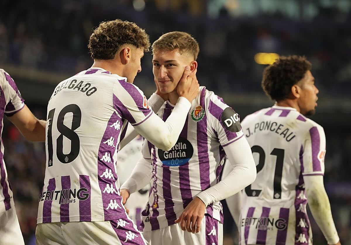 Jorge Delgado felicita a Chuki tras el gol de penalti que dio la victoria al Real Valladolid.