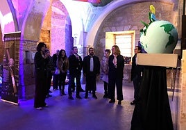 La presidenta de la Diputación acompaña a los directivos de Hospitalarias en la expo en Becerril.