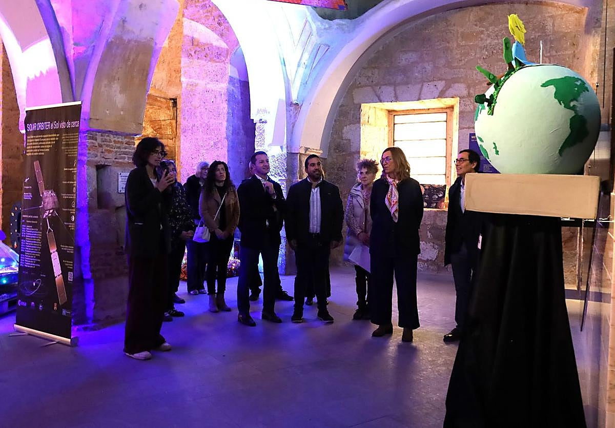 La presidenta de la Diputación acompaña a los directivos de Hospitalarias en la expo en Becerril.