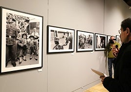 Benito Román, a la derecha, explica sus fotografías.