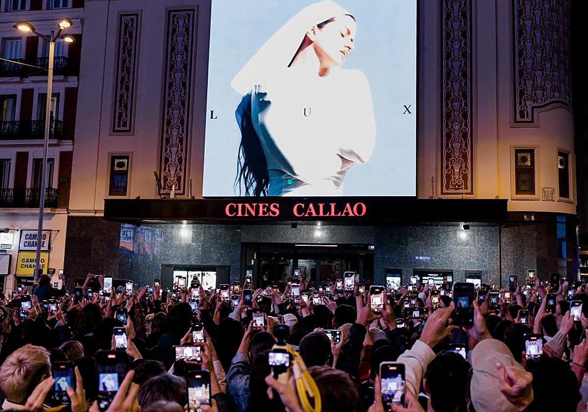 Rosalía presenta por sorpresa su nuevo disco 'Lux' en Callao.