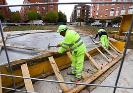 Obreros en obras de construcción  de viviendas.