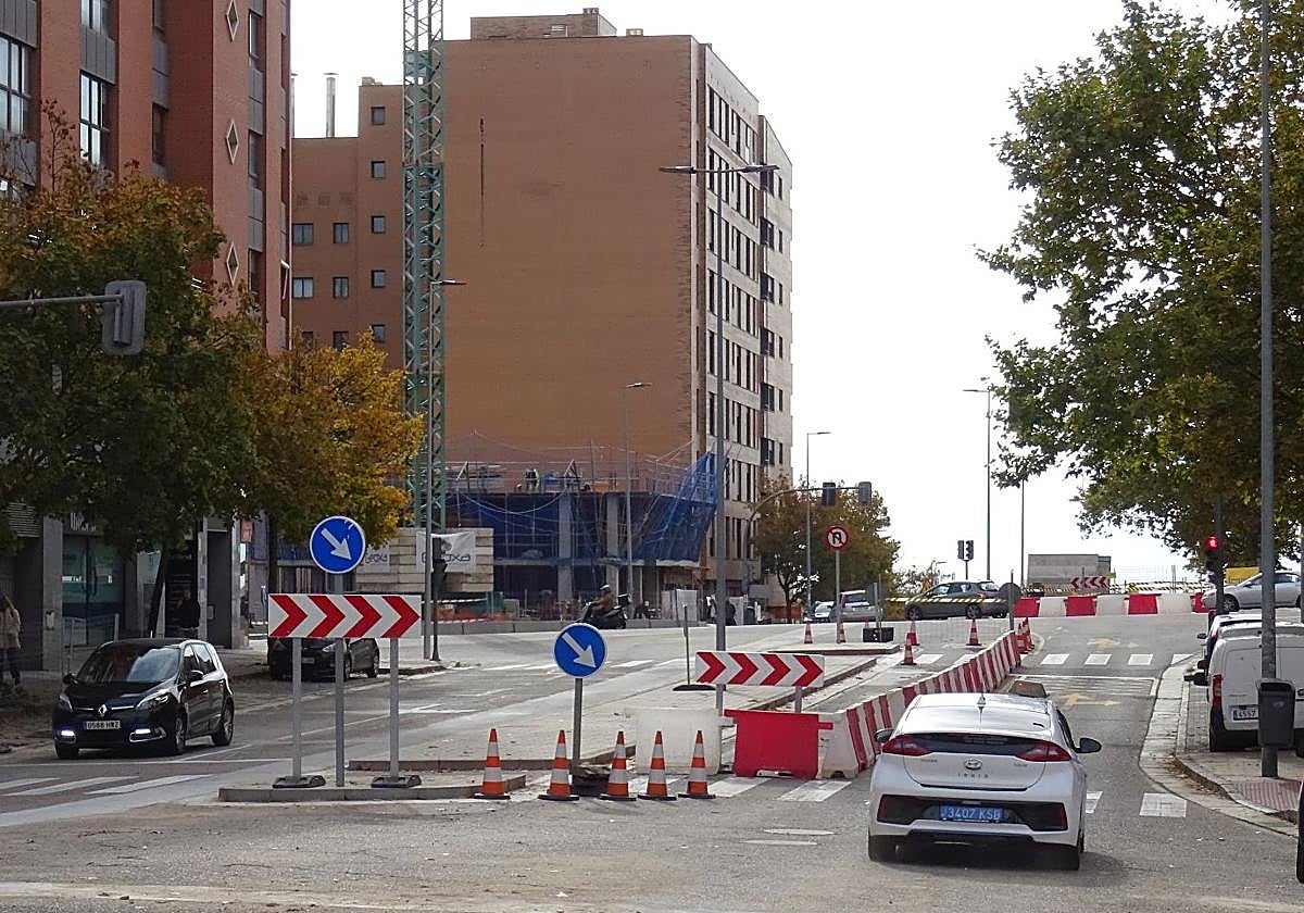 Los vehículos pueden circular por el carril de salida de la calle Ciudad de la Habana entre Juan García Hortelano y Manuel Azaña y por los dos de entrada hacia Hernando de Acuña.