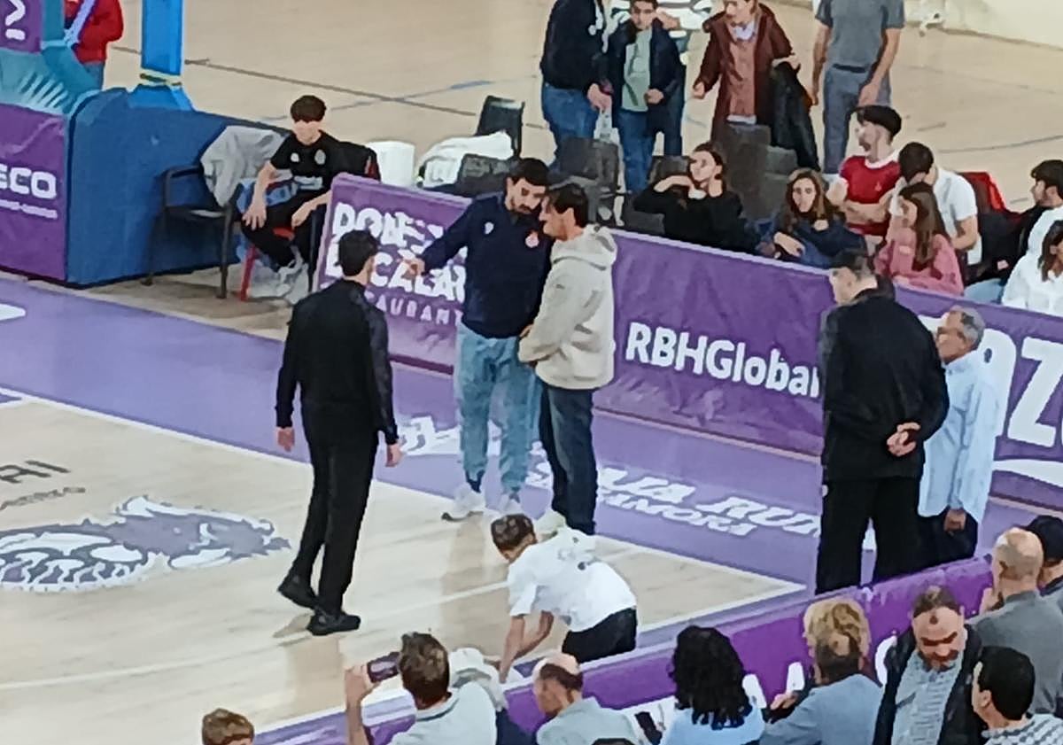 Imagen principal - Secuencia del momento en el que los árbitros acuden a ver la gotera en la pista central. 