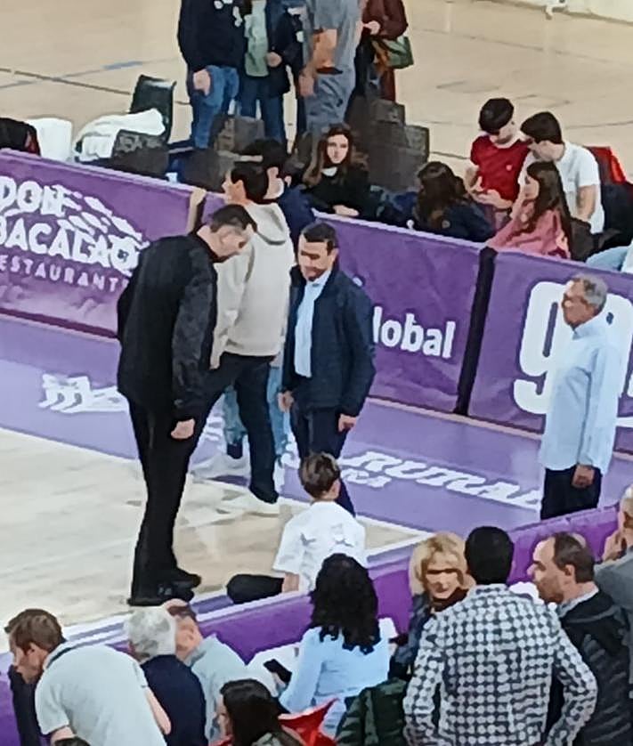 Imagen secundaria 2 - Secuencia del momento en el que los árbitros acuden a ver la gotera en la pista central. 