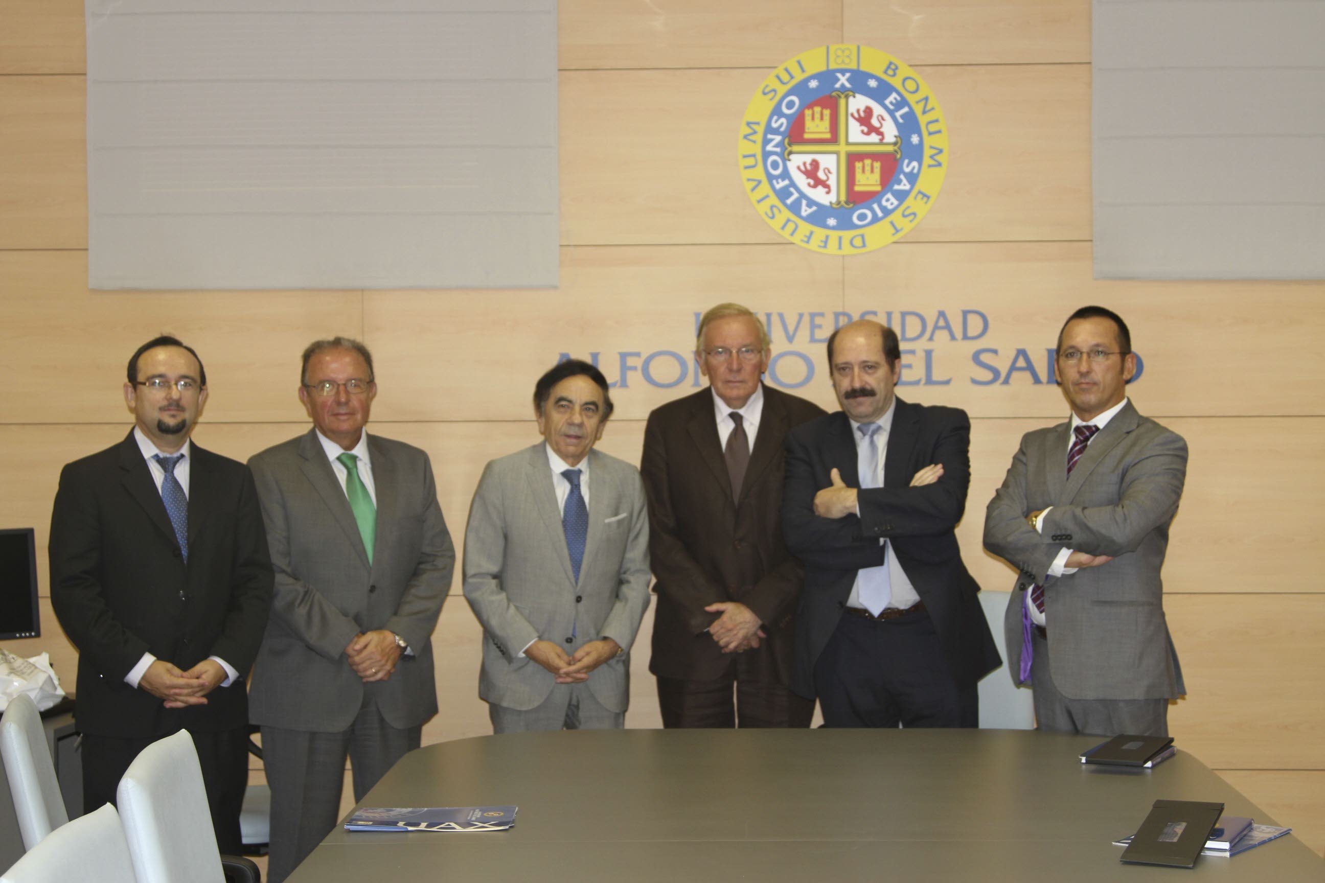 Jesús Núñez Velázquez (el tercero empezando por la izquierda) en la Universidad Alfonso X El Sabio.