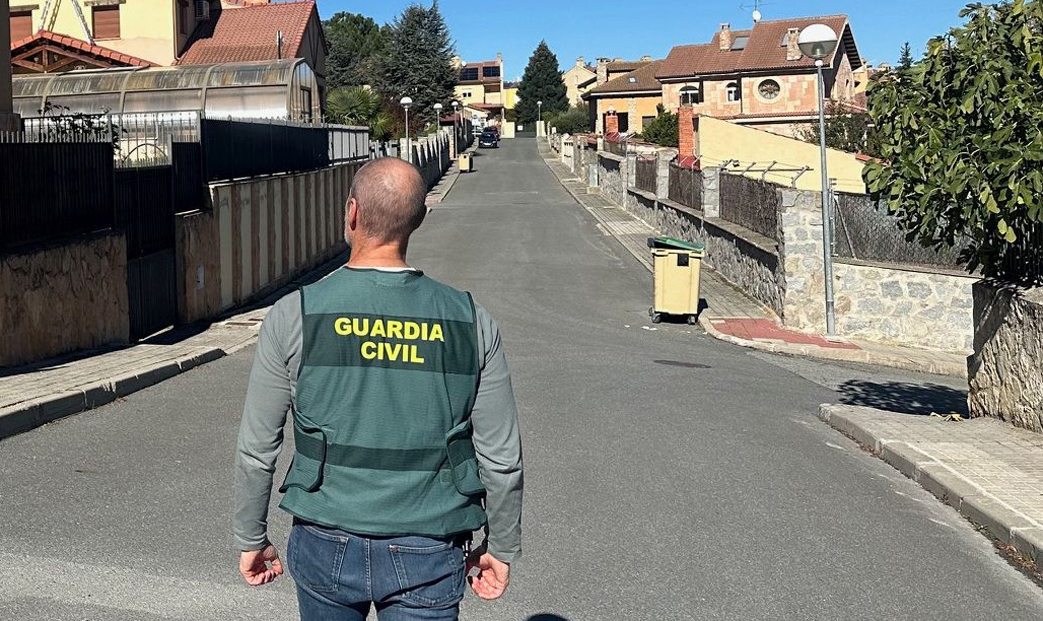 Un agente de la Guardia Civil en la localidad donde se produjo el robo.