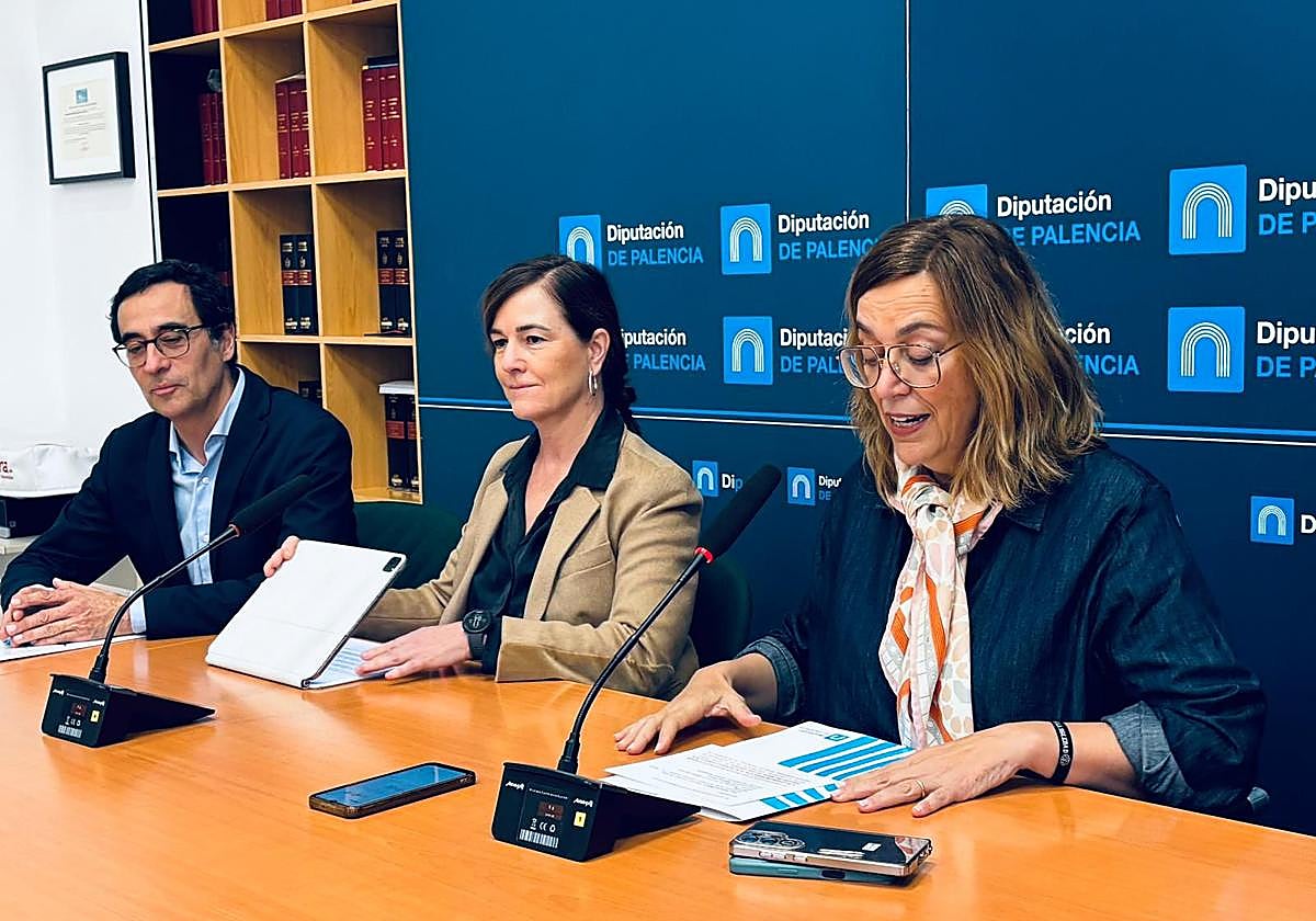 La presidenta de la Diputación, acompañada por Rocío Hervella, durante la presentación.