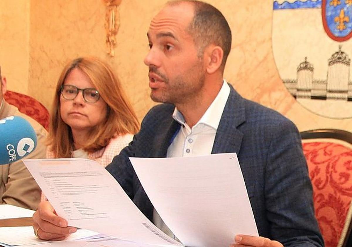 El alcalde del Real Sitio, Samuel Alonso, esgrime la documentación en una comparecencia de mayo de 2023 con miembros de su equipo.