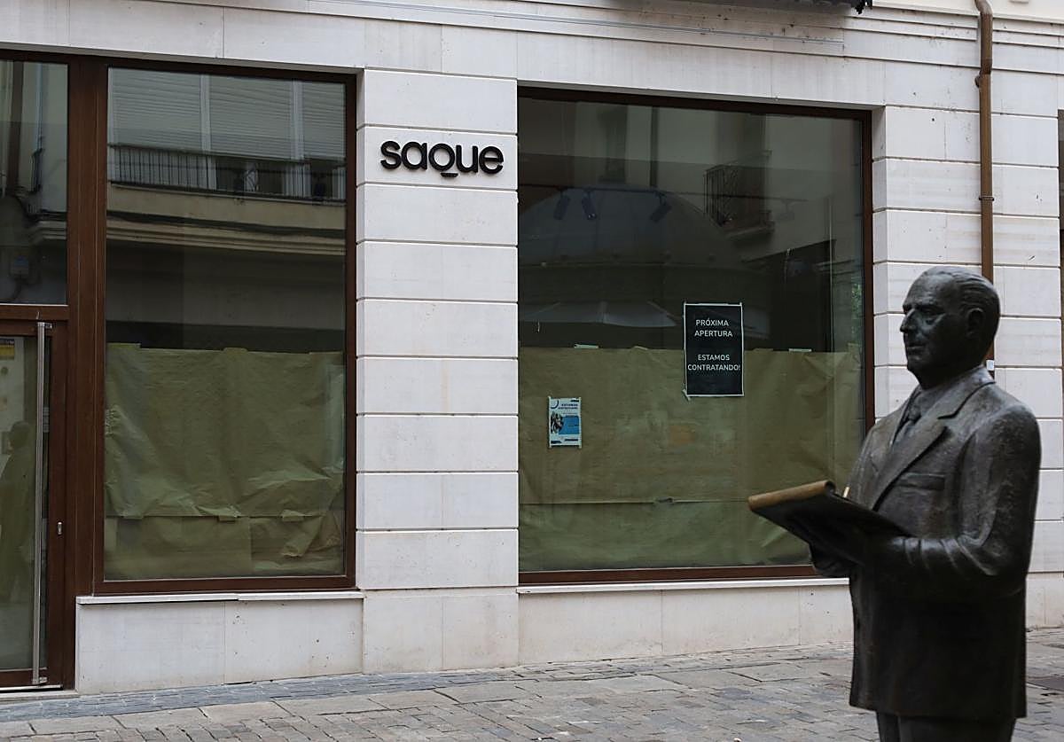 Fachada del nuevo establecimiento, junto a la estatua de Jerónimo Arroyo.