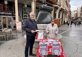 Los representantes del movimiento vecinal recogen firmas en favor del soterramiento.