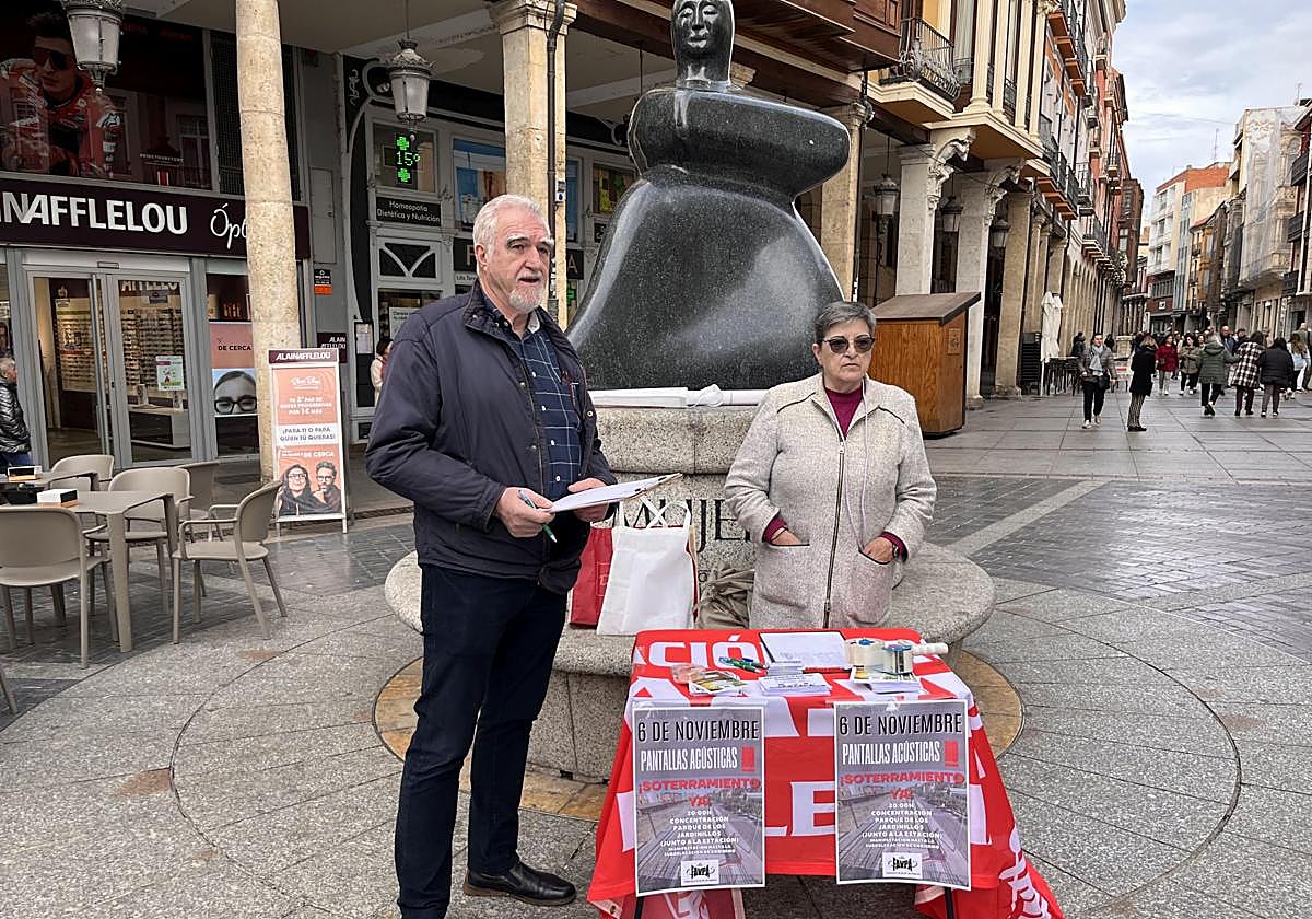 Los representantes del movimiento vecinal recogen firmas en favor del soterramiento.