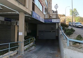 Entrada al garaje de la calle Los Almendros.