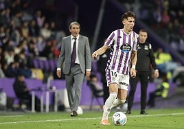 Alejo, el pasado lunes ante el Granada, con Almada detrás.
