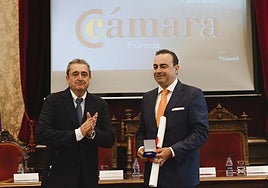 El presidente de la Cámara aplaude a Gerardo Fernández Calvo, CEO de Trapa, medalla de oro.
