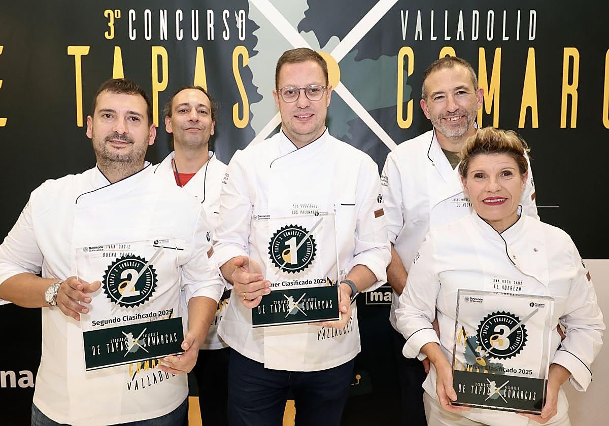 Teo Rodríguez (centro), del restaurante Los Palomares, de Vega de Valdetronco.