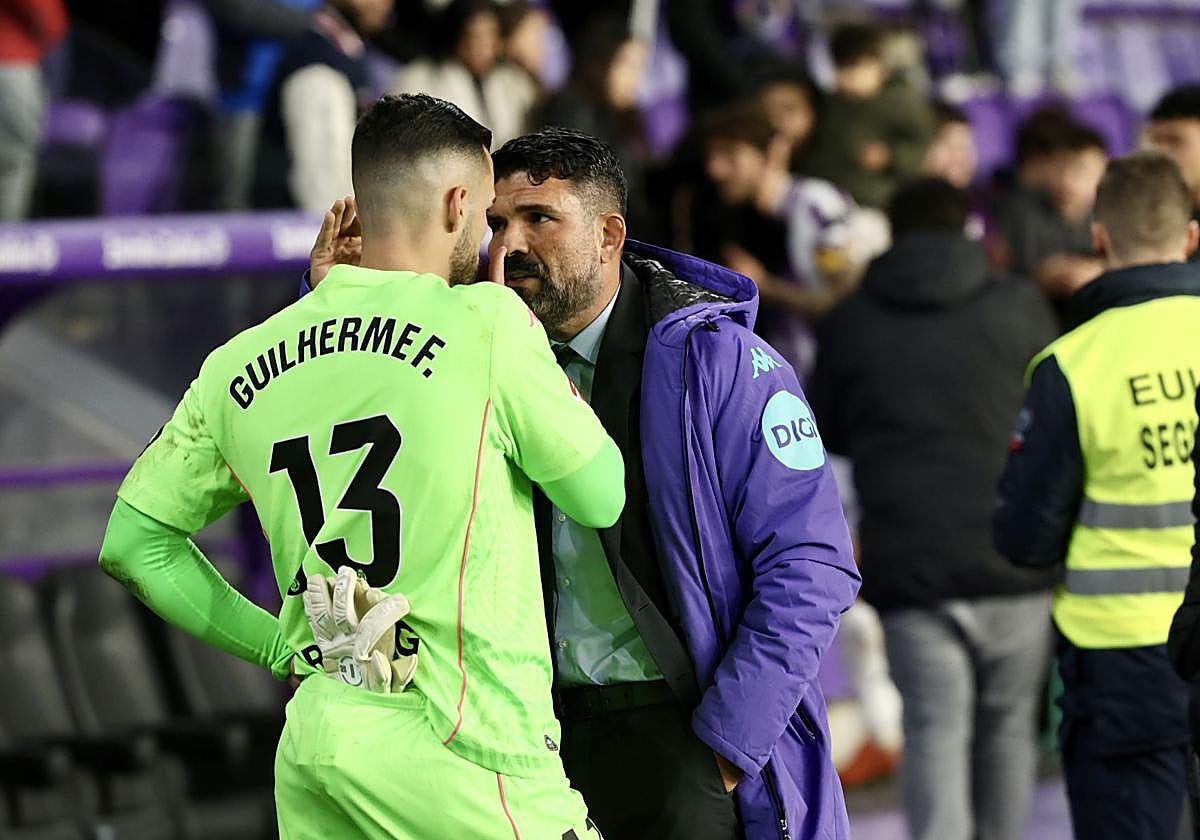 Guilherme habla con Mazziotti en un descanso del Real Valladolid-Granada.