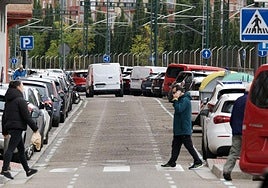 Tramo inicial de la calle Vía pasado el túnel de la Circular, entre Padre Claret y Cistérniga.