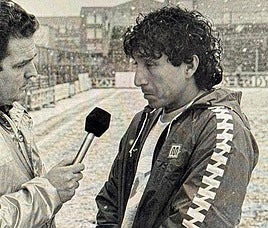 11 de enero de 1985. Ángel María de Pablos entrevista a Mágico González tras su primer entrenamiento en Valladolid, en un día de nieve.