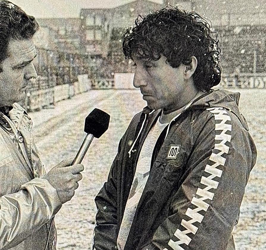 11 de enero de 1985. Ángel María de Pablos entrevista a Mágico González tras su primer entrenamiento en Valladolid, en un día de nieve.