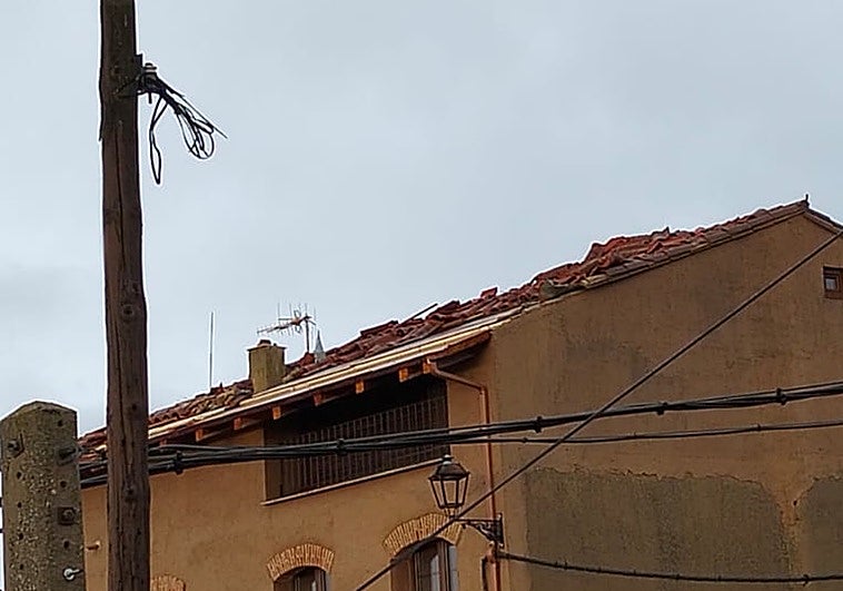 La enorme fuerza del viento levantó todas las tejas de alguna vivienda