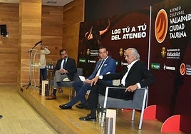 El bodeguero Iván Sanz y el torero David Luguillano durante la tertulia moderada por José A. Gallego.