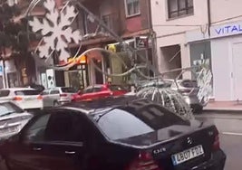 El arco de luces de Navidad que ha tirado el viento en la avenida de Segovia.