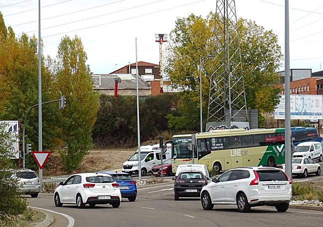 Acceso al polígono de San Cristóbal desde la avenida de Segovia, donde se instalará una de las nuevas cámaras en los cruces con Topacio y Aluminio.