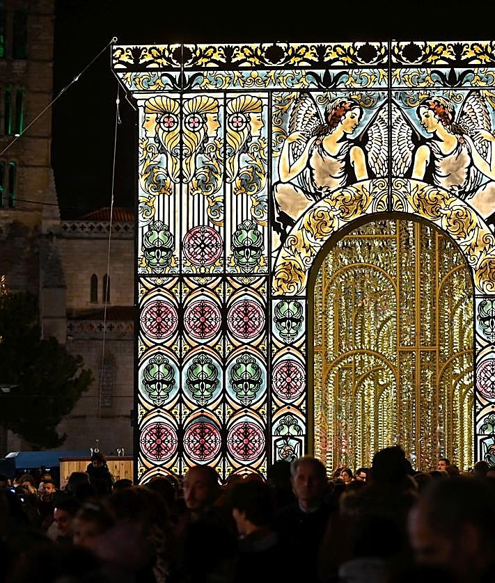 Imagen secundaria 2 - Encendido de la iluminación navideña en 2024 (fotos 1 y 2) y en 2023 (foto 3).