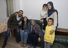 Fayad junto a sus familiares Danya, Widad, Mohammed, Aseel y Lina, en su domicilio en Valladolid.