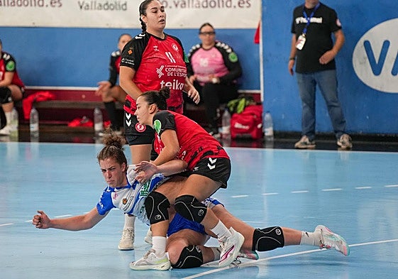 Una jugadora de Morvedre tira al suelo a Savina en el último partido en Huerta del Rey.