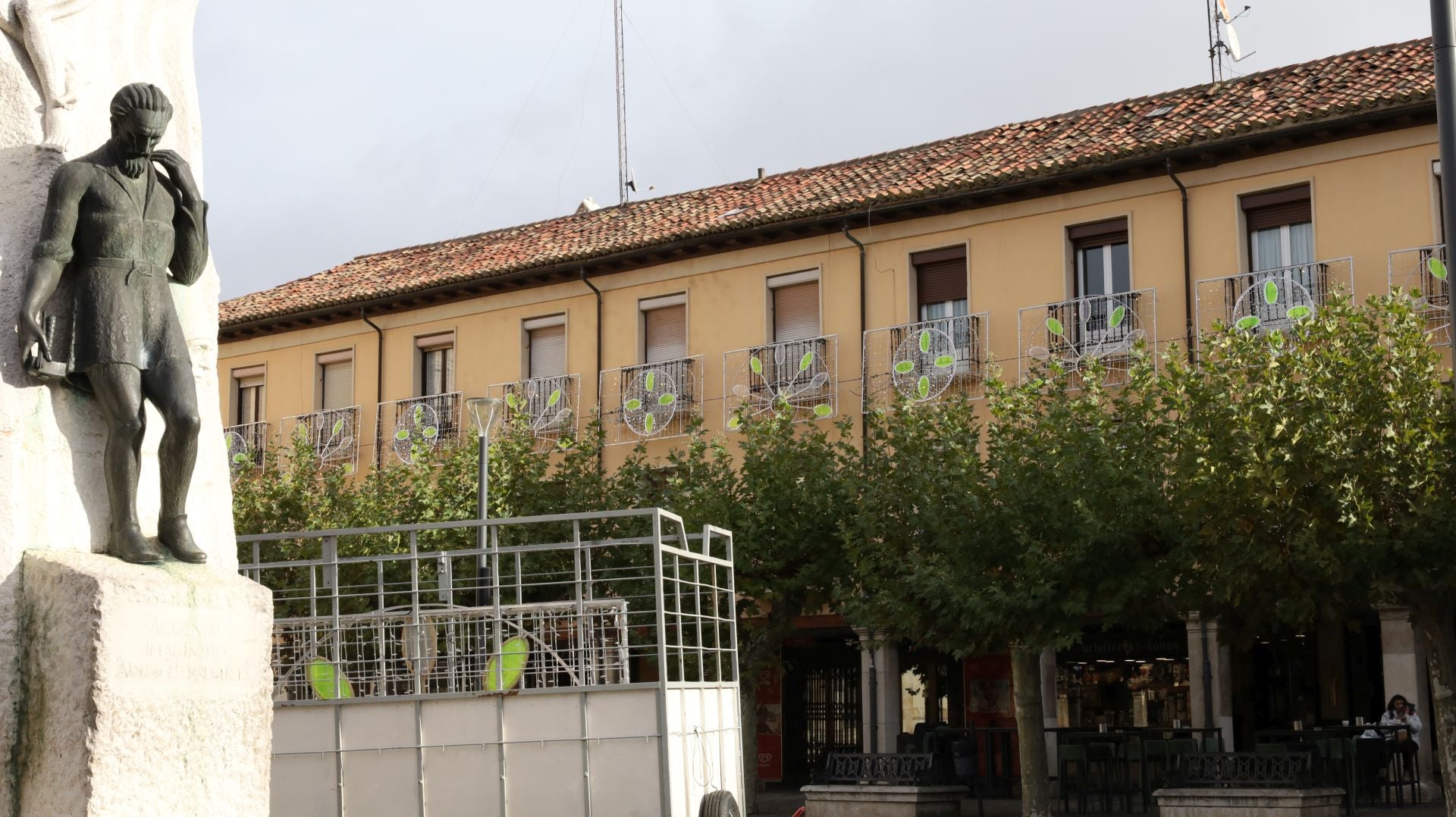 Palencia se acerca a la Navidad con la instalación de las luces