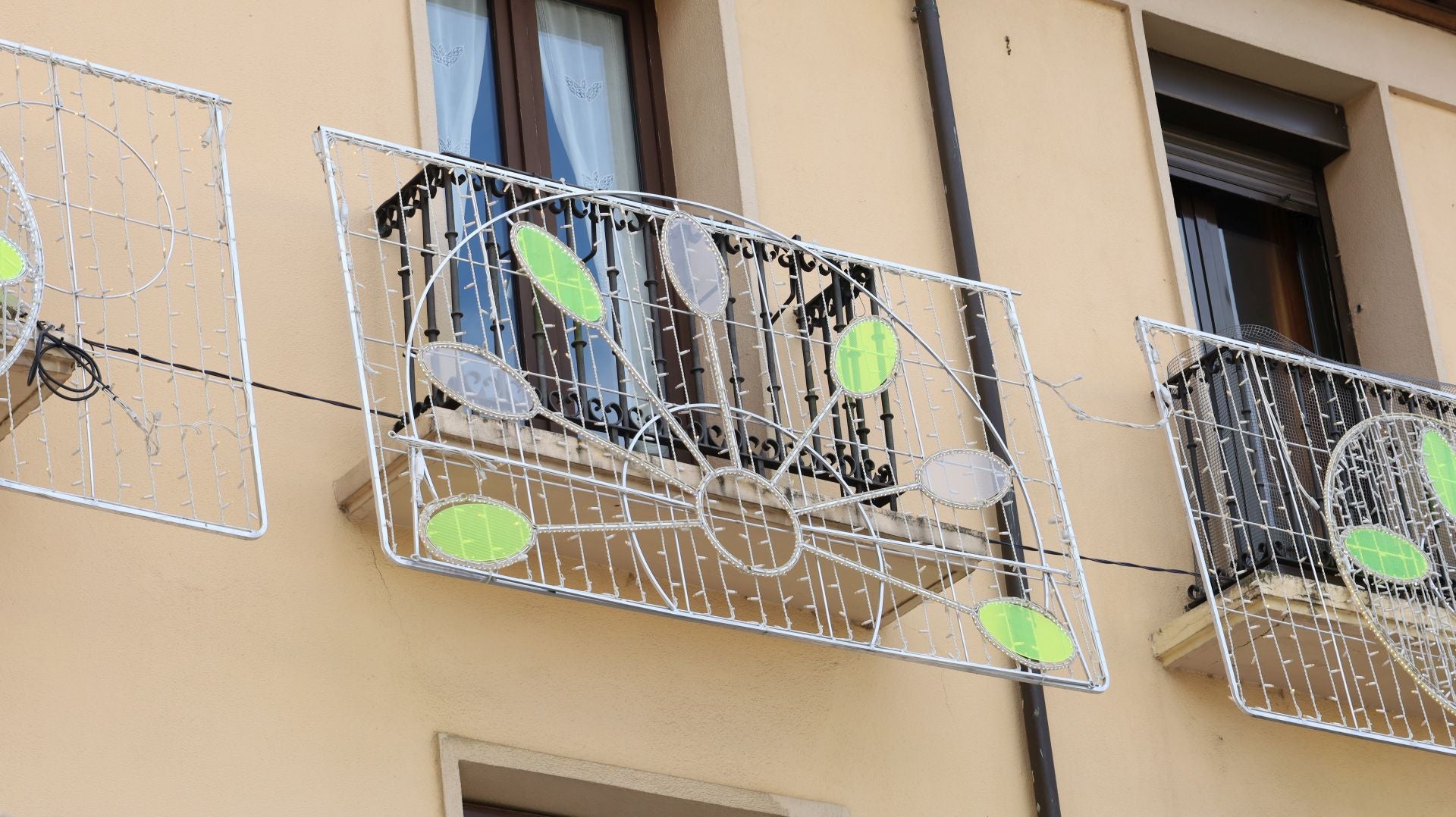 Palencia se acerca a la Navidad con la instalación de las luces