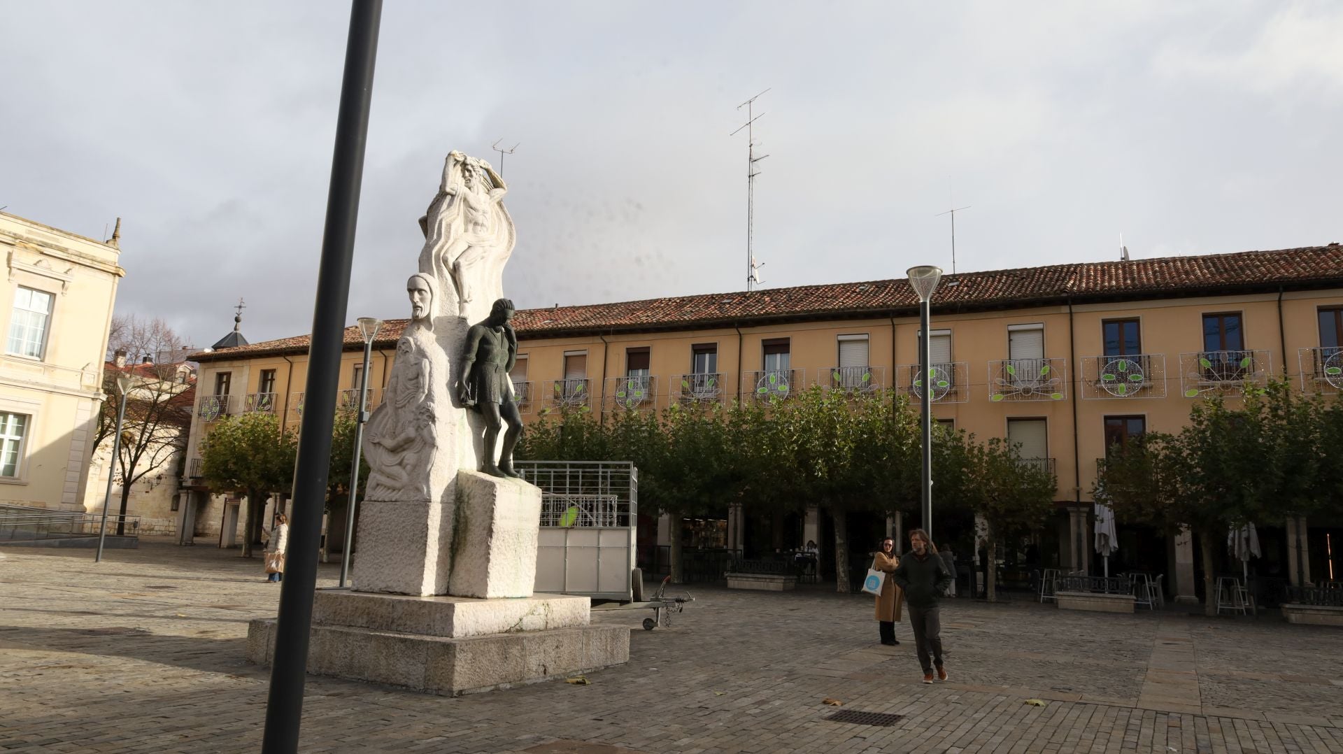 Palencia se acerca a la Navidad con la instalación de las luces