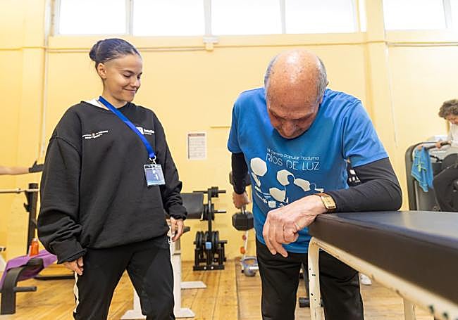 La monitora deportiva Lucía Bragado, de la FMD, ayudando a entrenar a Basilio