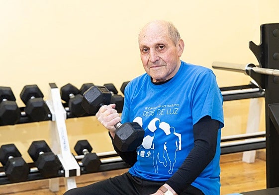 Basilio Gómez en la sala de máquinas del Polideportivo Huerta del Rey