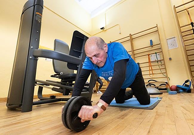 Basilio cada día hace abdominales y ejercicios de fuerza en la sala de máquinas