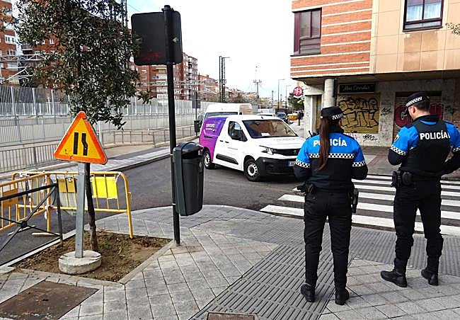 Dos policías vigilan el desvío de la calle Estación hacia Padre Claret y la Circular.