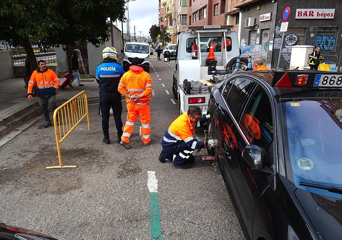 La grúa retira un coche estacionado en el tramo cortado este miércoles de la calle Estación.