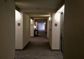 Imagen del pasillo de un hotel.