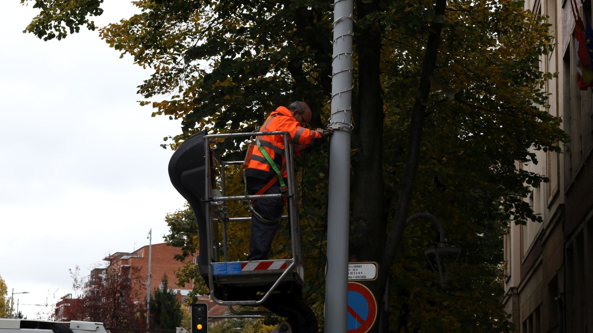 Palencia se acerca a la Navidad con la instalación de las luces