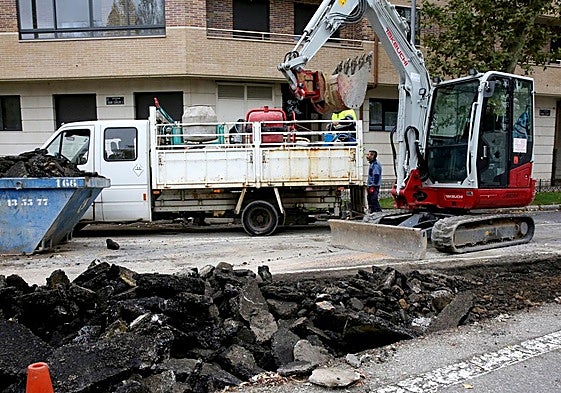 Trabajos de sellado en el lugar de la avería de la rotonda del Espolón.