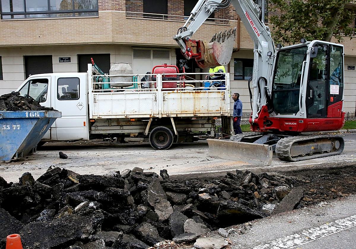 Trabajos de sellado en el lugar de la avería de la rotonda del Espolón.