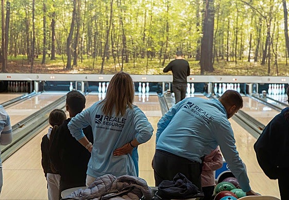 Varios de los voluntarios de Reale Seguros en la actividad desarrollada con los alumnos del Colegio Allúe Morer.