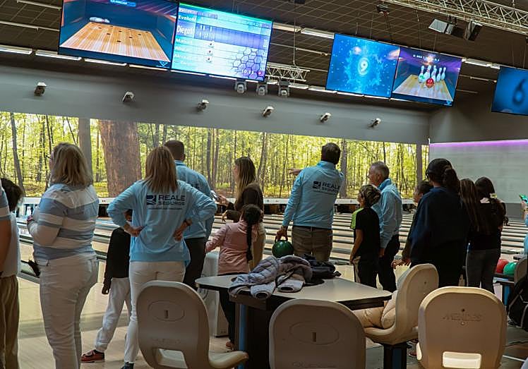Actividad desarrollada en una bolera en el marco del Día del Voluntariado.