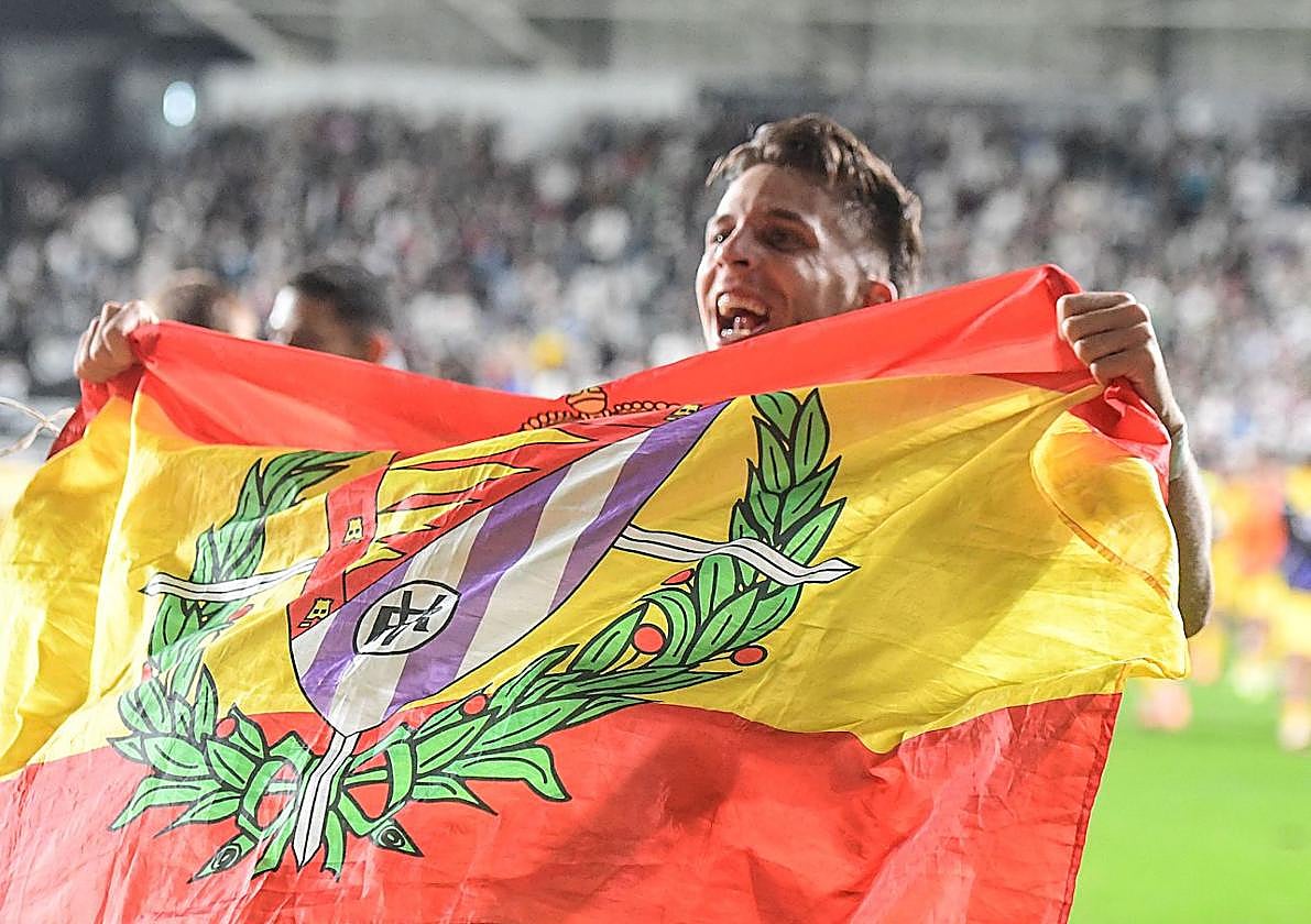 Alejo celebra la victoria en Burgos mostrando una bandera con el escudo del Real Valladolid.