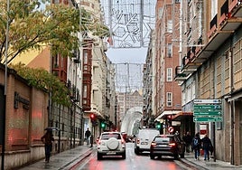 Arcos navideños en López Gómez, con el que se desplomó, a la altura de Videosón, ya respuesto de nuevo en su lugar.