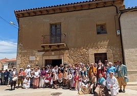 Los socios de la Asociación Beato Padre Hoyos frente a la casa natal del jesuíta