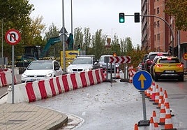 Carril bidireccional habilitado en la calle Ciudad de la Habana para entrar y salir de Parquesol por las obras de la red de calor.