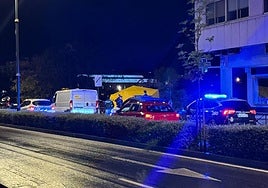 El cuerpo, tapado con una carpa forense en el paseo del Hospital Militar.